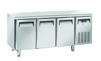 Třídveřový chladicí stůl s postranními skříňkami, GN 1/1 | ARKTIC 236727