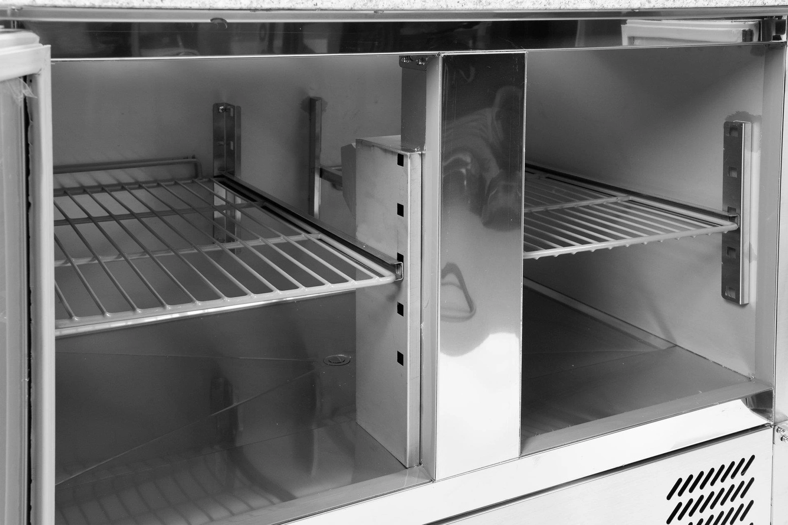 Třídveřový chladicí salátový stůl s víkem z nerezové oceli | YATO YG-05290