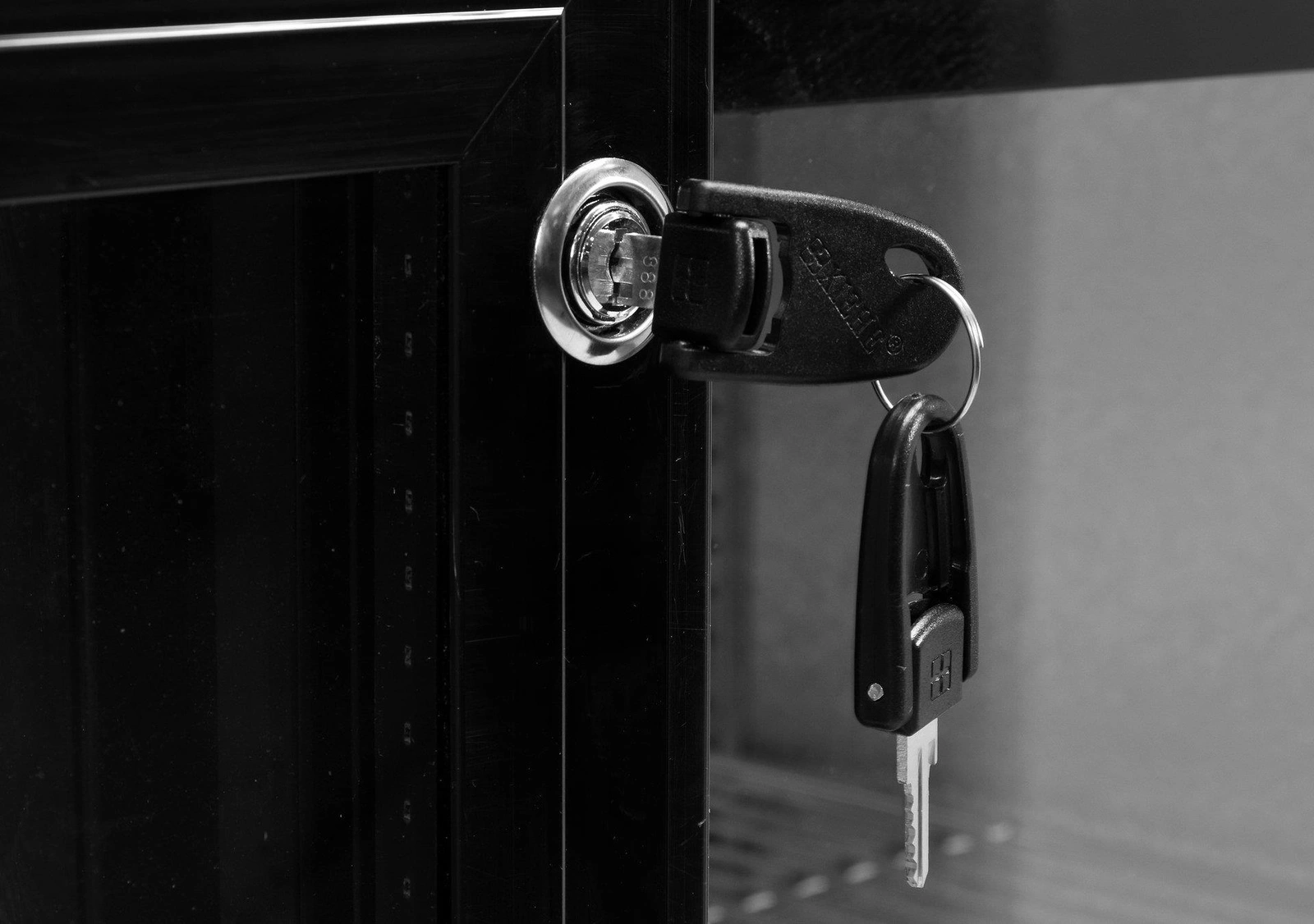 Chłodziarka do butelek, 227 l, dynamiczne chłodzenie, 230 V, R600a, zamek | YATO YG-05356